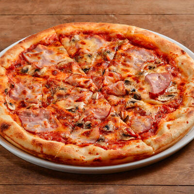 Пицца ветчина и грибы на толстом тесте 